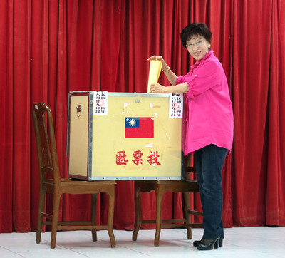 國民黨第19屆第3任中央常務委員29日改選，國民黨提名總統參選人洪秀柱（圖）前往新北市板橋區投票選舉中常委。（中央社）
