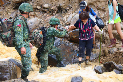 許多默默無聞的軍人流血流汗，守衛家園。圖為去年颱風蘇迪勒重創全台，陸軍特戰指揮部派出部隊前往烏來山區救援，協助受困民眾下山。（資料照片，國防部提供）20160308