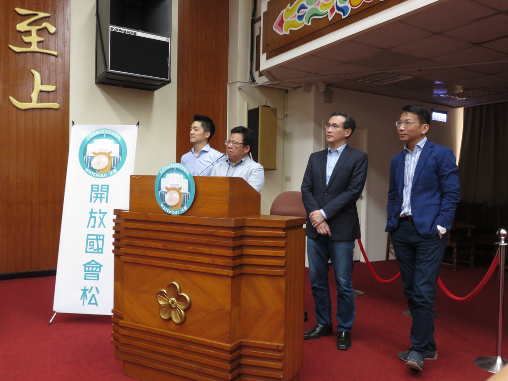 3日立法院舉行「開放國會松」活動，立委上台接受民眾質詢。左起：國民黨立委蔣萬安、民進黨立委李俊俋、鄭運鵬，時代力量立委徐永明。圖／李秉芳