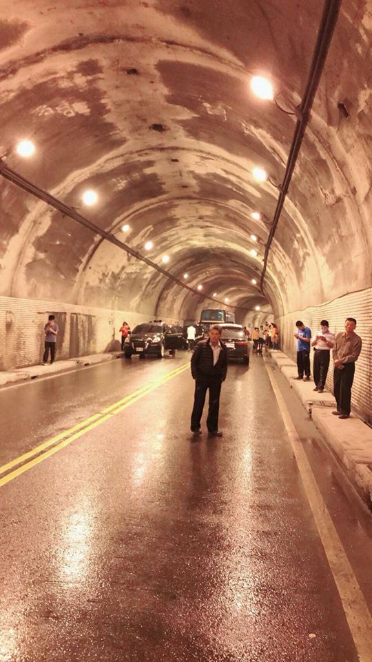 上週六一場大雨，蘇花公路和仁路段坍方，許多駕駛受困隧道。圖片取自蘇花公路即時路況粉絲專頁