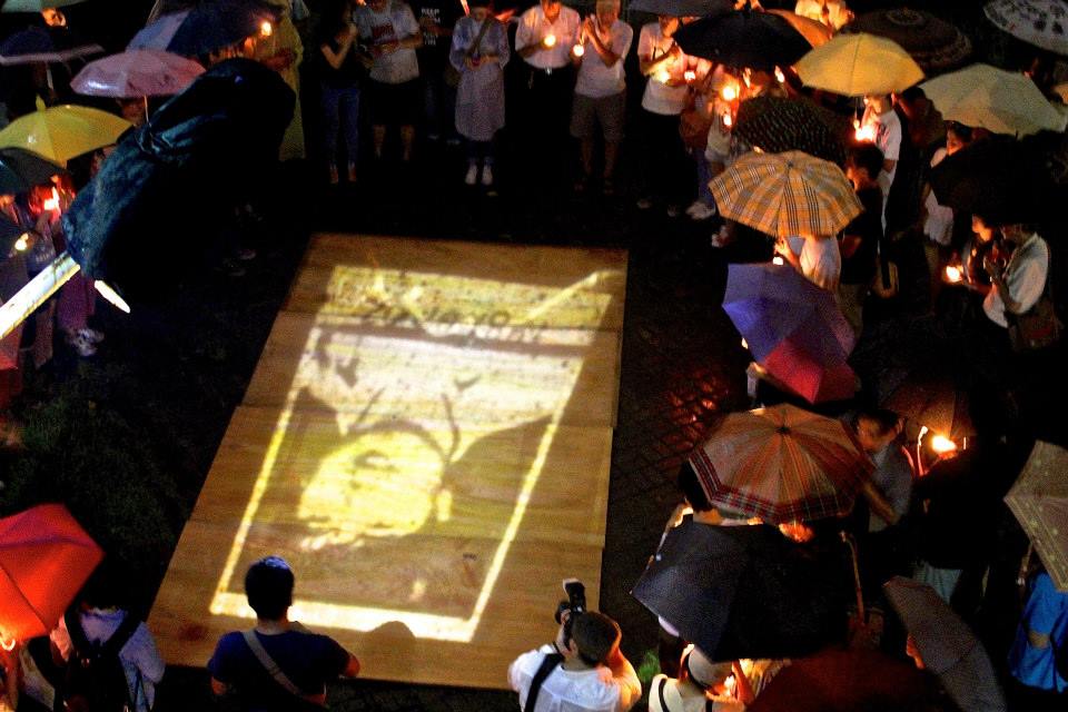 去年7月2日台大學生在陳文成博士陳屍處舉辦追思會。（照片由Ketty W. Chen提供）