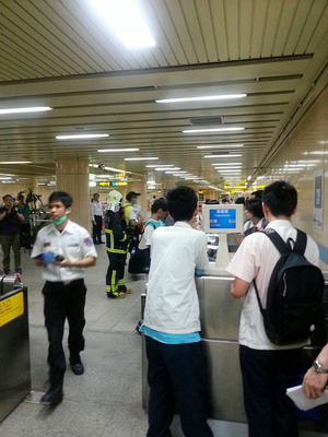台北捷運板橋車站28日下午發生精障男子脫衣引騷動，警消據報前往協助處理。（中央社）