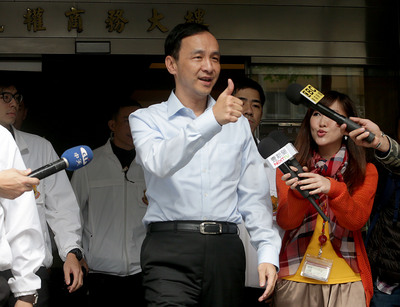 國民黨總統候選人朱立倫針對好感度輸宋表示「民進黨抹黑成功」。圖為朱立倫（前中）上午出席全國教師工會總聯合會座談會受訪。（中央社）