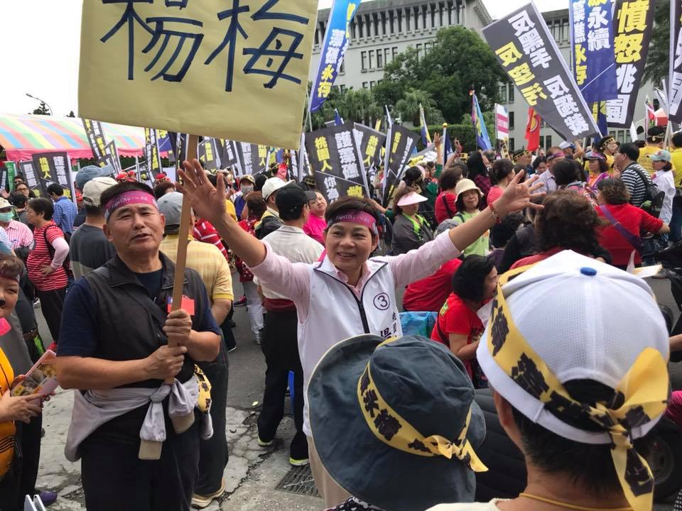 楊麗環退黨參選桃園市長相當辛苦，對於擁有國民黨資源又佔著立委職務的陳學聖相當不以為然。（圖／楊麗環競選總部提供）