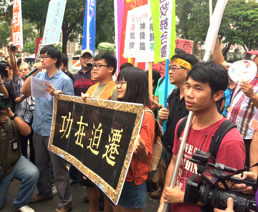 全台各地的反迫遷團體和土地徵收爭議案自救會到行政院前幫剛剛上任的賴清德院長「迎新」，送上一塊「功在迫遷」的匾額。圖／李秉芳