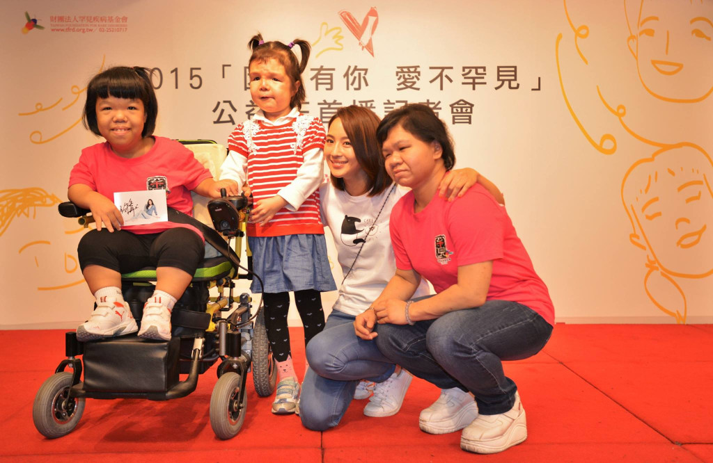 罕見疾病基金會今（3）日於台北神旺大飯店舉行「因為有你 愛不罕見」公益CF廣告首播記者會，該廣告邀請藝人張鈞甯合作，希望讓大眾更了解罕見疾病，化解罕病患者進入社會的障礙和不友善。（郭文宏／攝影）