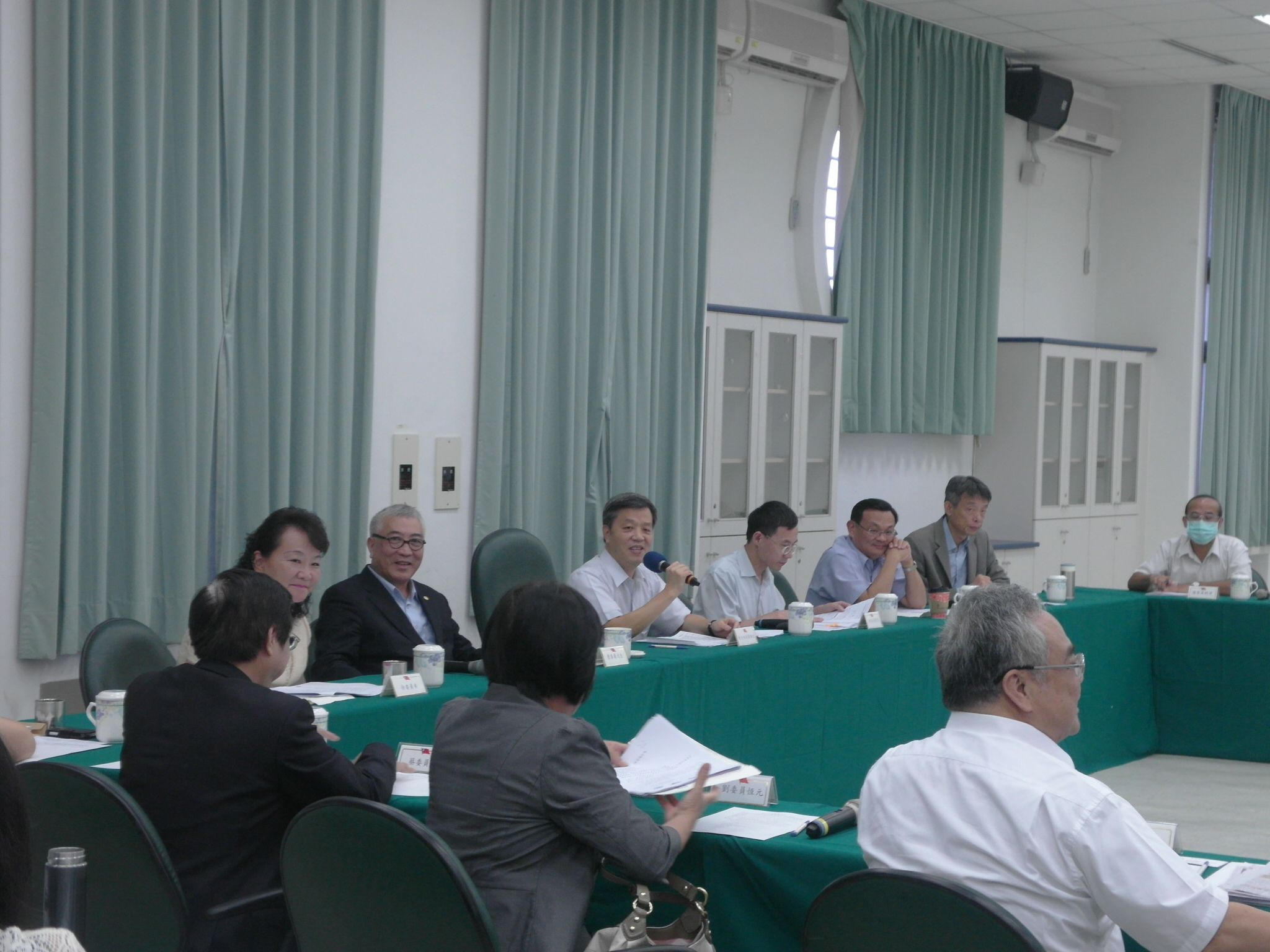 基本工資審議委員會今日二度召開，由於會議地點在勞研所，為了等迷路的新任委員中華民國商業總會劉恆元(前中)到場，原定兩點開始的會議延到2點15分。(記者陳淑貞攝)