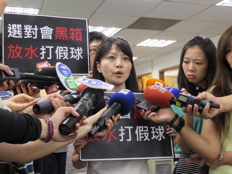高嘉瑜痛斥選對會與親民黨密約，讓給市議員黃珊珊。（朱蒲青攝）