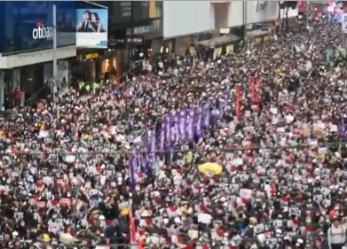 香港比台灣更早經歷政治新聞八卦化，已對這種報導方法感到納悶。香港的染紅的主流媒體、暗紅的網媒、網路五毛絕不少於台灣，但對於香港本土的人起不了作用。主流報章在往日言論帶領的位置不再，香港人在網路上突破了建制派與泛民割據的政治力量，這是台灣媒體都甚少注意而值得了解的一段歷史。也許其中的情節、橋段在往後的日子可能都會碰上，日後有機會再談這個。圖／擷自立場新聞直播影片