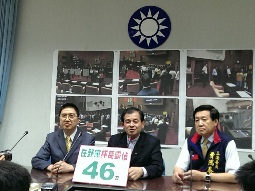 立法院臨時會今（4）日行使監察院正副院長及監委同意投票權，遭到在野杯葛，國民黨團會後召開記者會嗆聲若「第二次沒過，第三次保證過」，預計在七月二十一日左右召開臨時會（記者唐詩攝影）