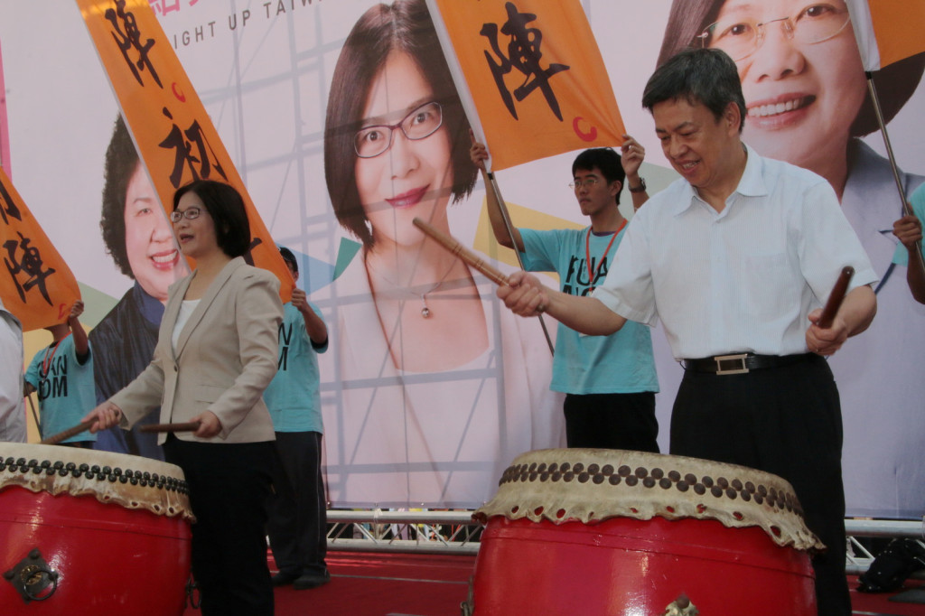 民進黨副總統參選人陳建仁今天到高雄為立委管碧玲站台，獻出他第一場的選舉演講，與管碧玲一同擊鼓「出陣、初陣」。（管碧玲競選總部提供）