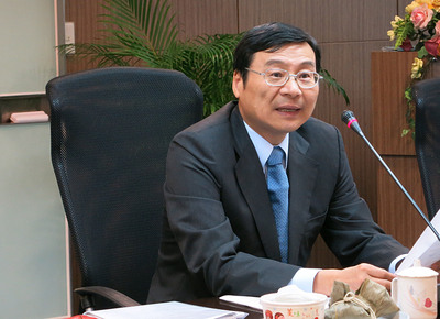 金管會主委曾銘宗才宣示要加強消費者保護,馬上就宣布衍生性金融商品業務資料必須呈報聯徵中心。(中央社)