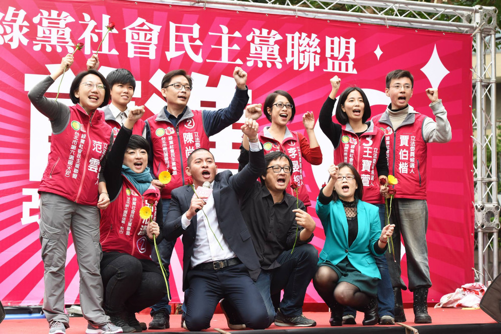 公民教師行動聯盟發言人黃益中、作家張鐵志、政治評論人蔡玉真為綠社盟站台，呼籲政黨票支持綠社盟。有「教師界的張孝全」之稱的黃益中並且表示，如果綠社盟不分區跨過門檻、進入國會，他願意脫掉衣服和褲子跑忠孝東路。（黃謙賢攝）