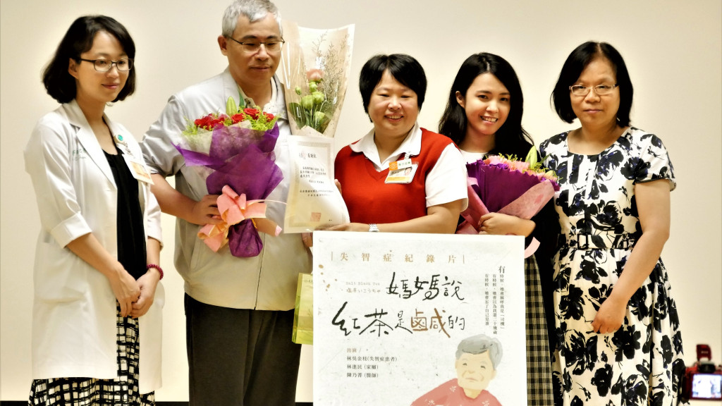 高雄長庚紀念醫院今 舉辦《媽媽說紅茶是鹹的》失智症紀錄片首映，左一陳乃菁醫師與林進民。(圖/陳俊廷)