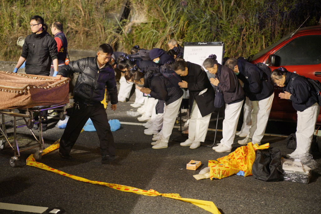 國道5號13日晚上9點遊覽車翻落邊坡，造成至少32死的嚴重不幸事件，圖為宗教團體慈濟師姊到場為往生者助念。圖／張良一