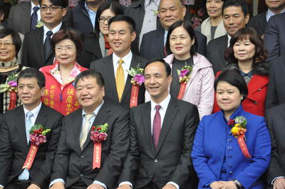 新北市議長由國民黨籍蔣根煌抽中（前左2），與到場祝賀的新北市長朱立倫（前右2）合影。（資料照片，中央社）