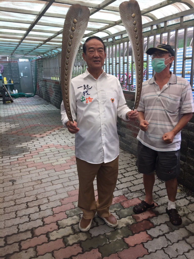 親民黨主席宋楚瑜說,「歡迎國民黨及其他任何政黨菁英加入我的團隊」,暗中向洪秀柱招手。(宋楚瑜辦公室提供)20151006