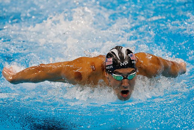 美國泳將「飛魚」菲爾普斯（Michael Phelps）身上的紫紅圈圈吸睛，意外帶動拔罐風。（圖／Agência Brasil＠Wikimedia Commons）