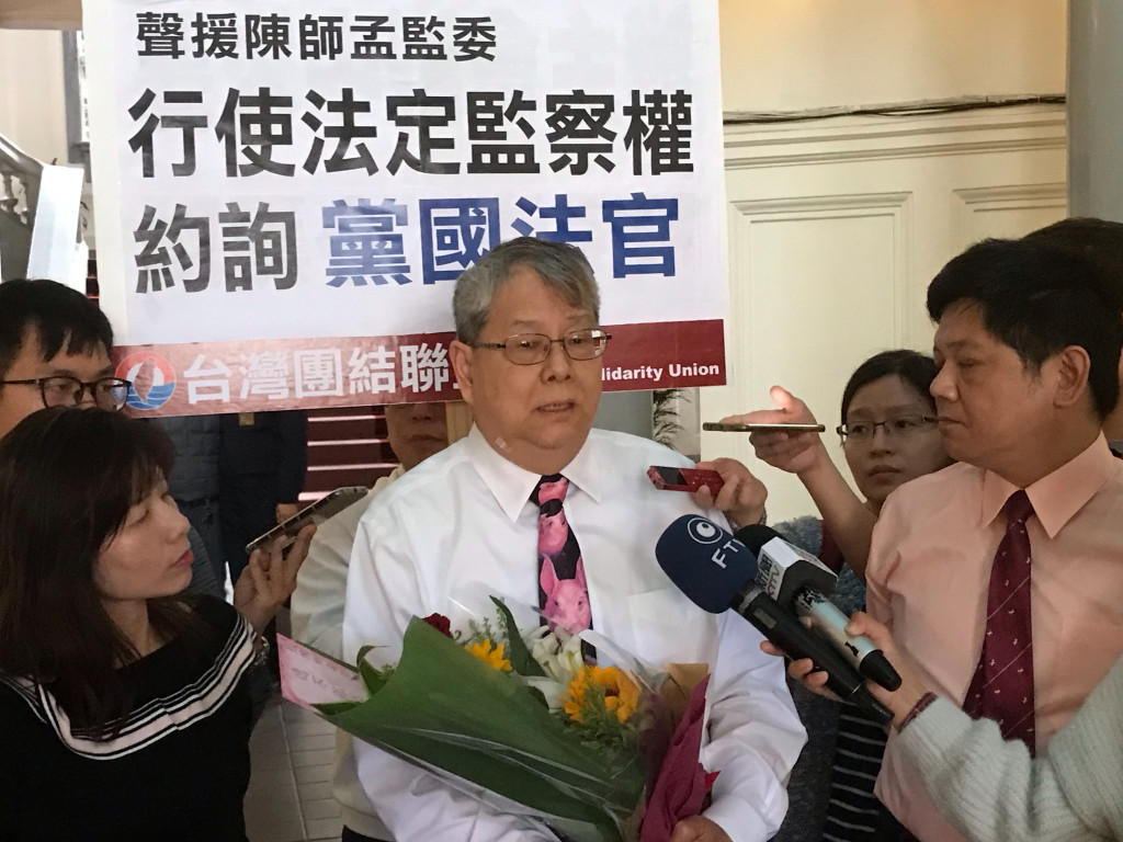 面對全國逾8成法官連署反對他約詢「馬英九洩密案」承審法官唐玥，監委陳師孟表示這是法界「法西斯專政思考」，他希望和法官代表公開辯論此事。圖／台聯提供