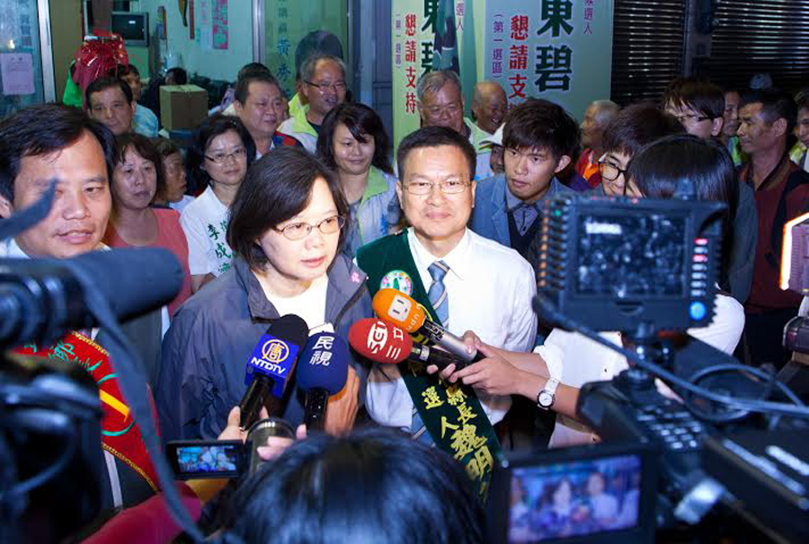 蔡英文主席陪同魏明谷花壇車隊掃街。(魏明谷辦公室提供)