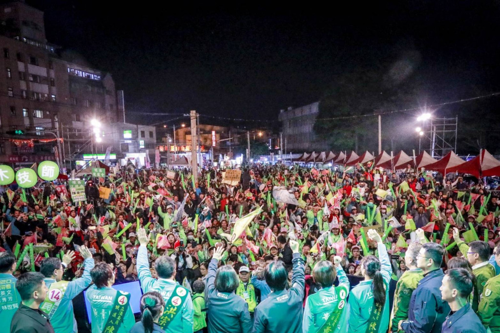 民進黨成為這次選舉的大贏家，不但拿到總統的職位，也在國會得到過半的席次，人民做這樣的選擇，是要給民進黨全面執政的機會，以達到「護國保台」的目標，這是這次選舉的最大意義，蔡英文與民進黨對此要做出正確的解讀，才會真正做到「台灣要贏」！圖／蔡英文競選辧公室提供，資料照