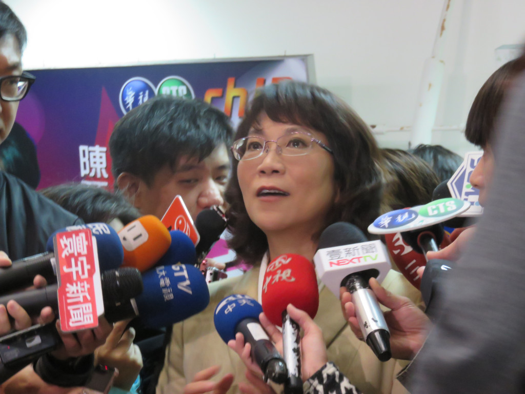 購買軍宅引發套利及漏稅等爭議，國民黨副總統參選人、前勞委會主委王如玄（見圖，記者唐詩攝影）今天回應強調合法，「你情我願」。媒體問她「買賣軍宅有分配正義嗎」？王如玄則解釋，社會對買賣軍宅有很多誤解。 她說，她相信眷村改建的房子，「隨便上網，到處都可以買得到，都可以看得到」。