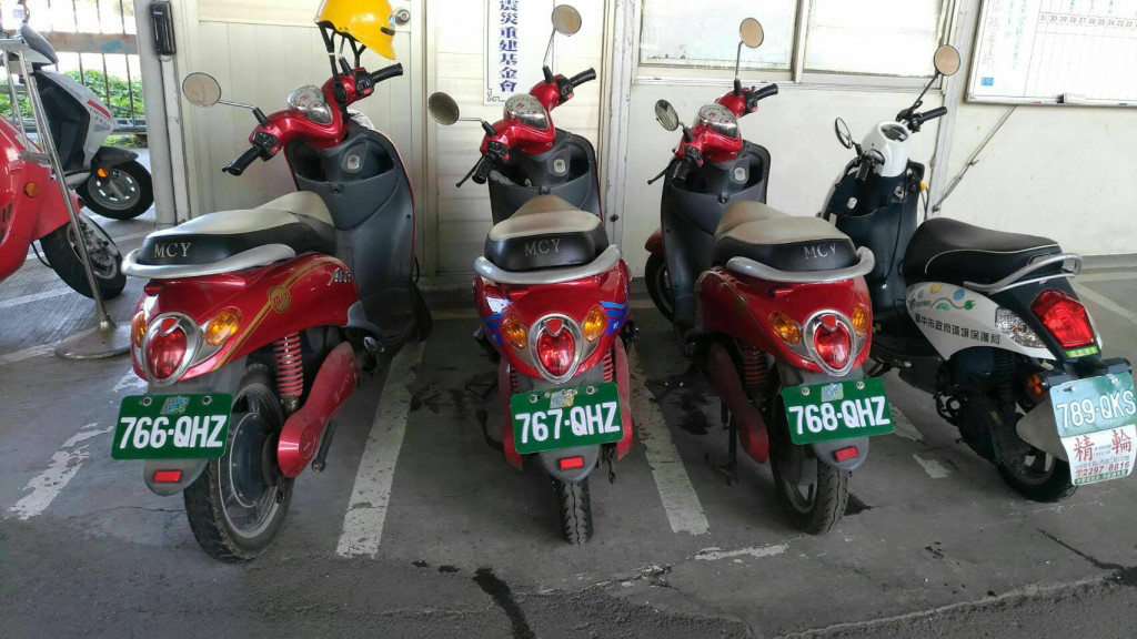 台中市政府推廣環保電動車，成立「環保騎士隊」，購置65輛電動機車供清潔隊員執行公務使用。圖／台中市政府