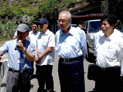 副總統吳敦義(右2)15日視察阿里山「芙谷峨橋」,對於媒體詢問立法院長王金平的動向,副總統表示「尊重他的決定」。(中央社)20150515