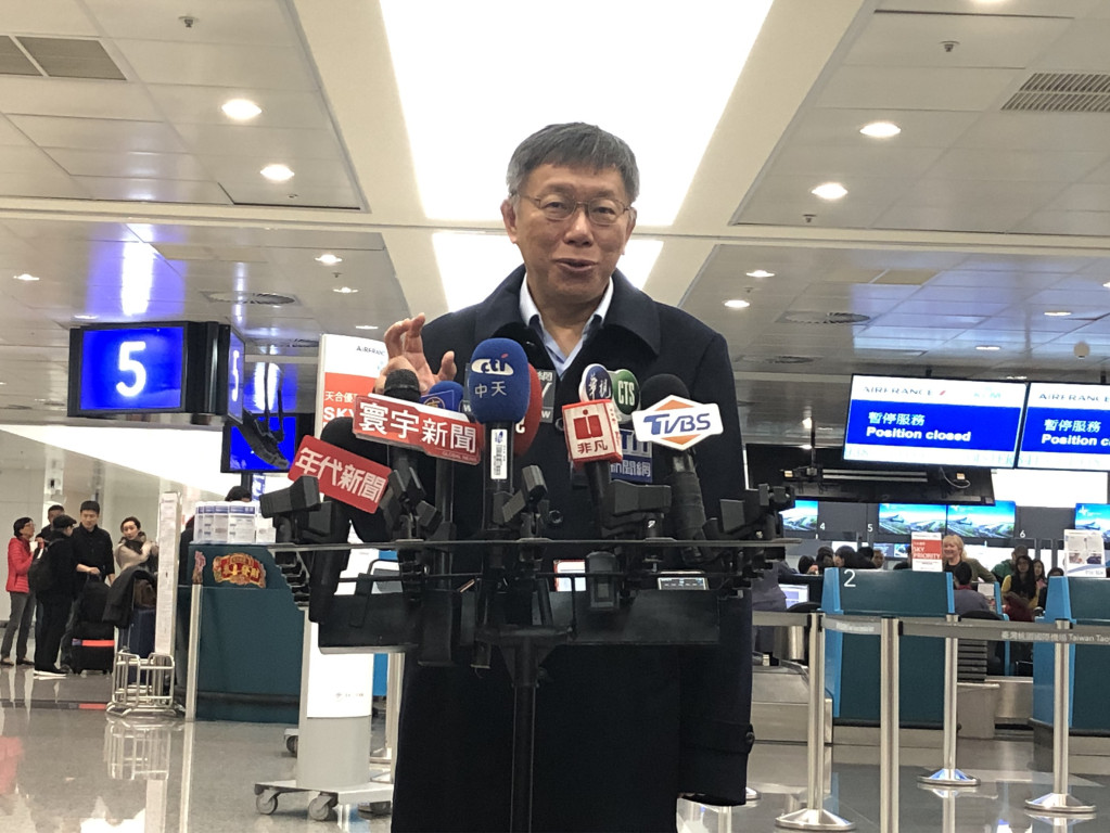  台北市長柯文哲23日晚間搭機前往以色列參加全球市長會議，行前在機場受訪。圖／北市府