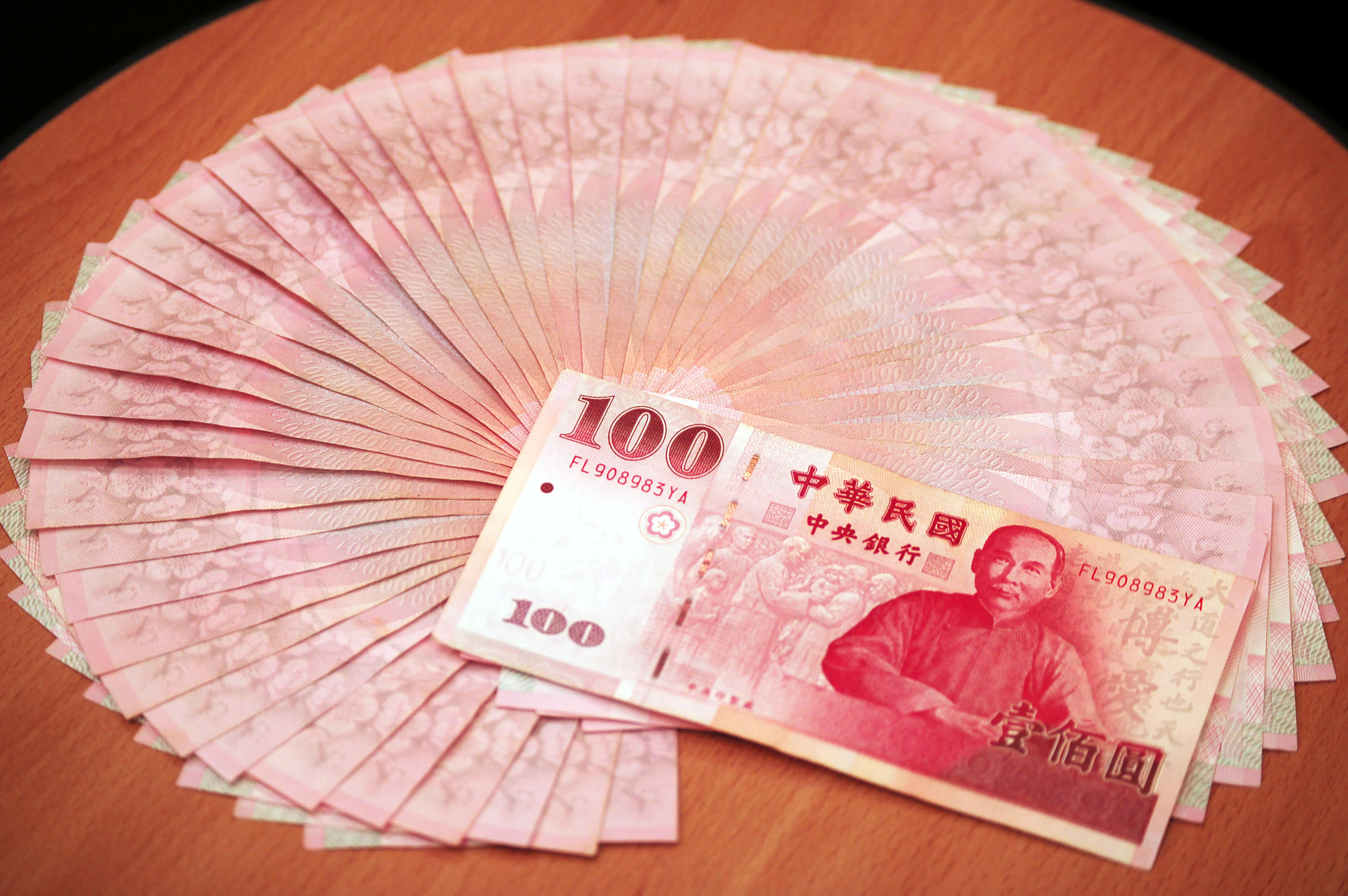 農曆春節換新鈔，央行今日宣布從2/11至2/17日在八大金融機構辦理兌換，最受歡迎的百元鈔每人限兌換100張。（中央社資料照）