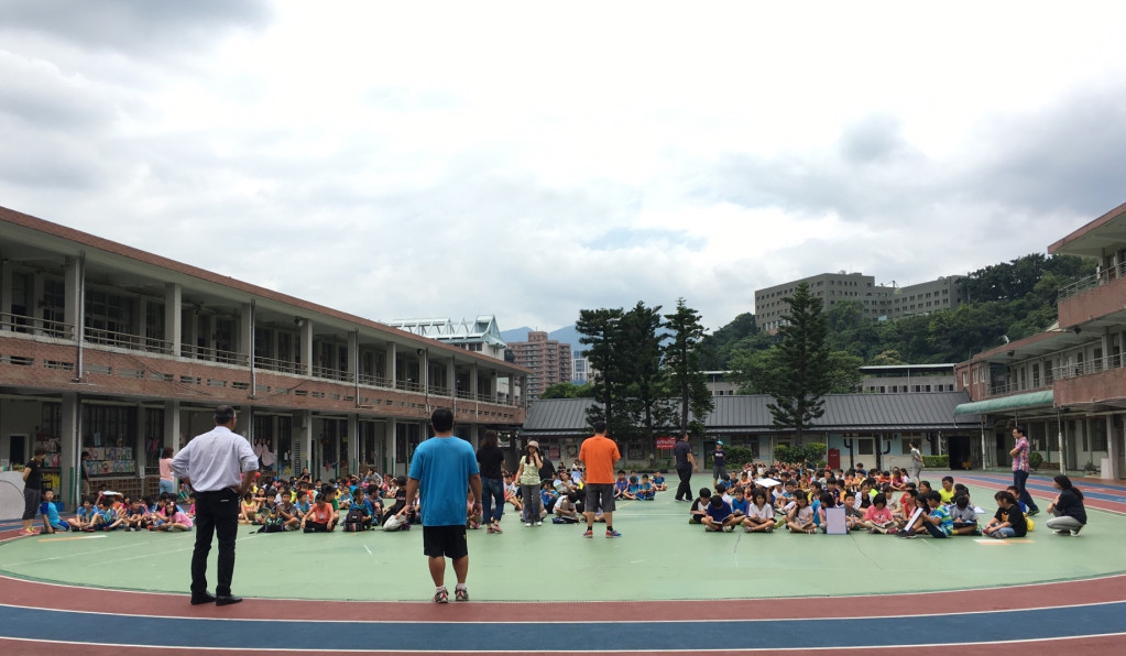 北部宜蘭近海地區上午接連發生5起規模4以上地震，台北市3級以上地震也有兩起，雨聲國小師生數度在2、3分鐘內便在操場集合避震，把平常訓練全都發揮出來。（圖片來源：民眾鄭小姐提供）