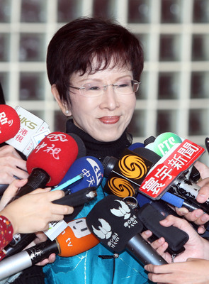 國民黨主席當選人洪秀柱(見圖,中央社資料照)晚間再為自己兩岸主張辯護,她說,「用腳趾頭想也知道,一個競選中華民國總統的人,會說中華民國不存在嗎」?