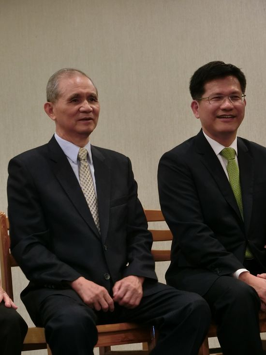 台研會創辦人黃煌雄以台灣文學角度去看皇民化到二二八的悲愴年代，右為台中市長林佳龍。圖／李書璇