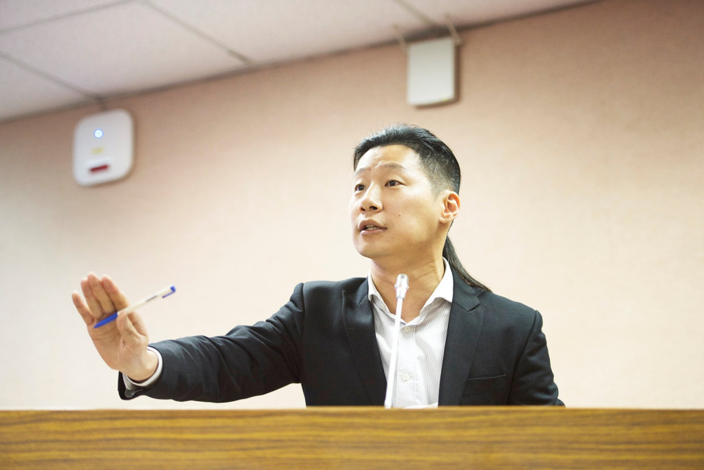 立委今（14）日在質詢時就肯亞案輪番炮轟法務部長羅瑩雪，《時代力量》立委林昶佐質詢時痛批法務部把中國在世界各地非法抓人，當作是兩岸共同打擊犯罪的政績，「打擊犯罪都要靠中國」，但羅瑩雪不甘示弱，一度反嗆，「委員的意思是要我們中斷跟大陸的交流嗎」？(記者黃謙賢攝)
