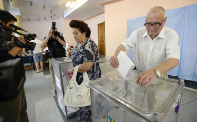 烏克蘭上月底舉行總統選舉，有「巧克力大王」之稱的親西方富豪波若申科贏得勝利；波若申科已與俄總統蒲亭會談和平。圖:中央社（共同社提供）