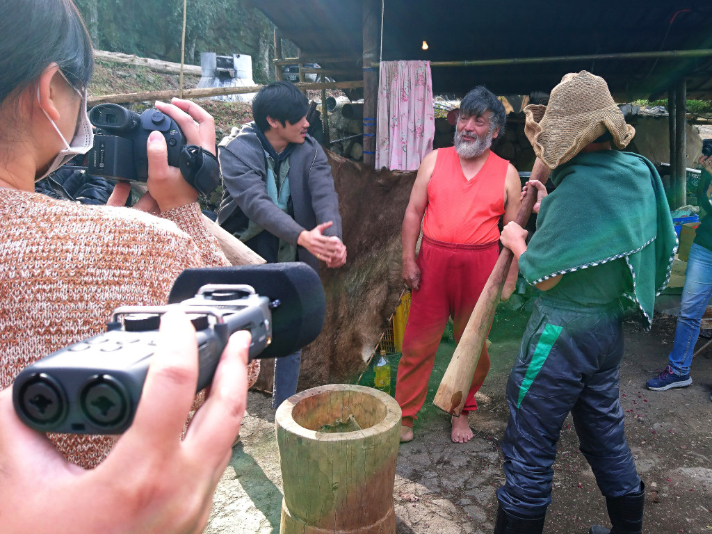 圖說：紀錄片《上山走走》記錄阿里山鄒族獵人浦少光（鄒族獵人協會副會長）的日常生活，獵人花1個多小時走的路程，學生卻要花上6個小時，走在崎嶇的道路上，一個沒踩穩就可能滾下山。「實際走過後，才發現台灣很大，人類很渺小。」(圖/中正大學提供） 