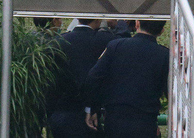 台北捷運殺人案,歷經半年多的審理,新北地方法院5日判決被告鄭捷死刑,褫奪公權終身。圖為鄭捷在法警嚴密戒護下還押台北看守所。(中央社)