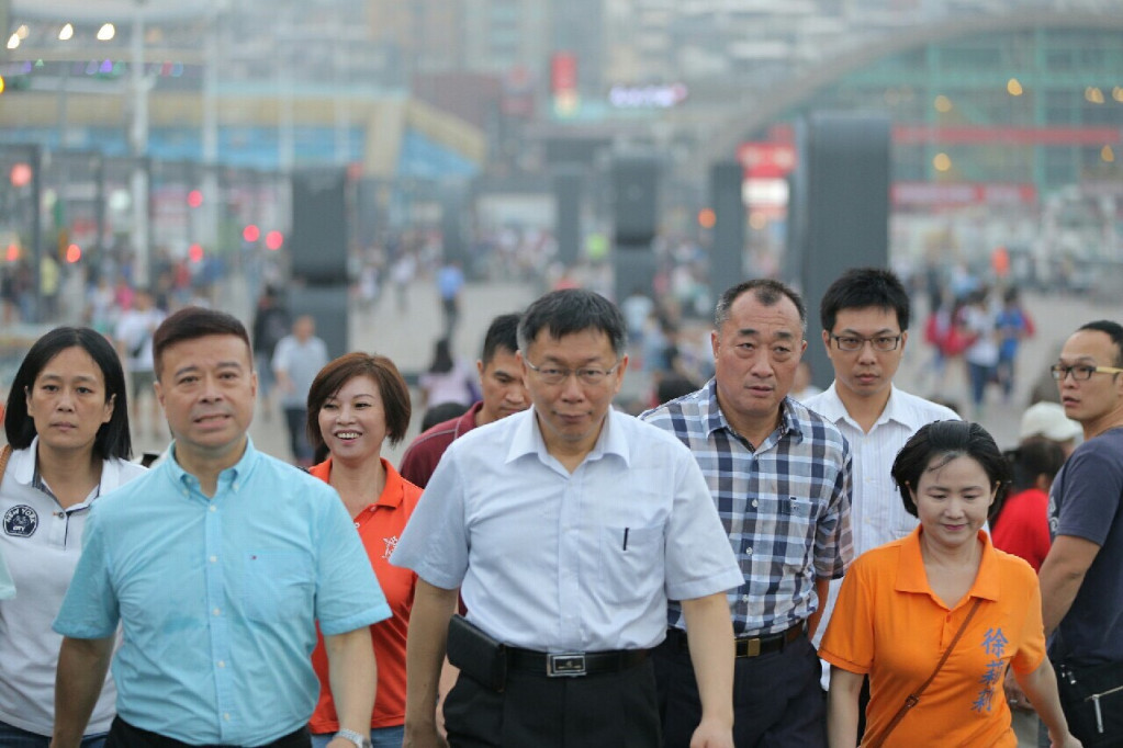 台北市長柯文哲展開非典型輔選:為立委參選人劉文雄(左)造勢。(資料照片)