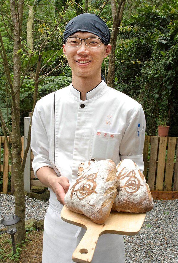 「小吳寶春」謝忠祐，是今年法國世界麵包大賽亞軍的成員，他手捧的「梅引茶香」麵包在國家特色麵包一項中獲得好評。圖／黃謙賢攝