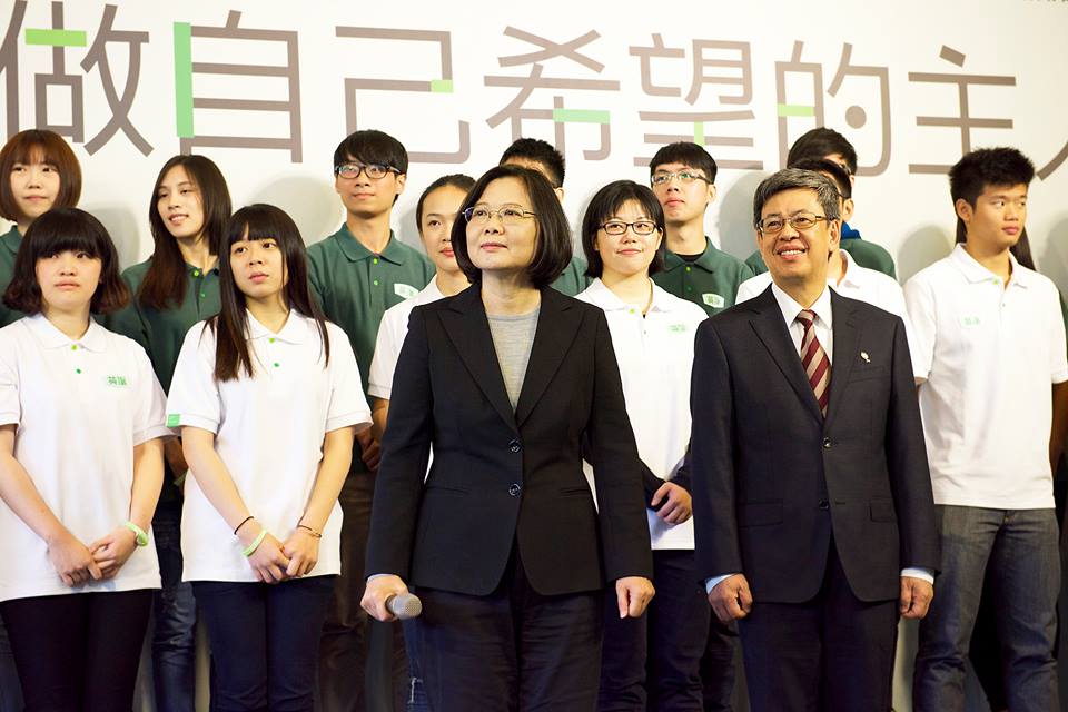 蔡英文說，民進黨的團隊陣容龐大堅強，不只年輕，對青年問題也相當重視。(黃謙賢攝)