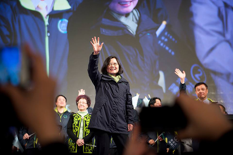 中生寫文章力挺台獨。圖為勝選之夜，民進黨總統當選人蔡英文上台接受歡呼。（資料照片，記者黃謙賢攝）20160120