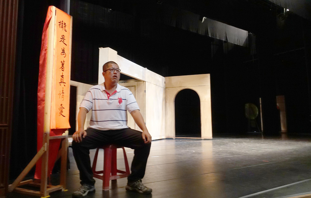 綽號「黑豬」的盧志杰是劇團的副團長也是偵緝毒品的優秀警務人員。(張大魯攝影)