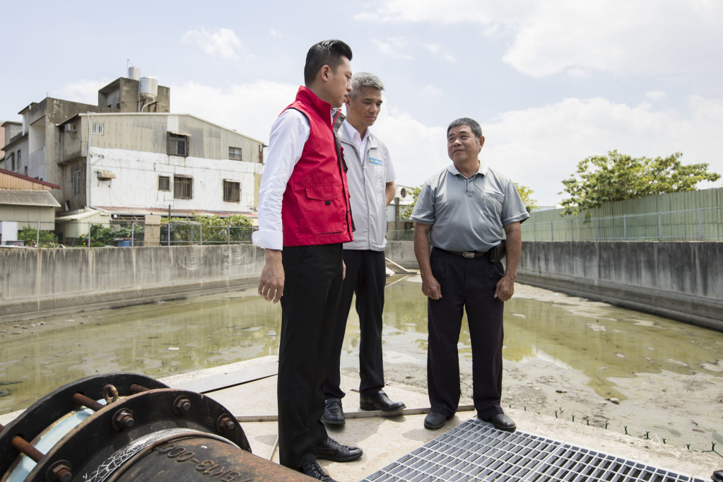 新竹市長林智堅（左）視察防颱準備工作。圖／新竹市政府提供