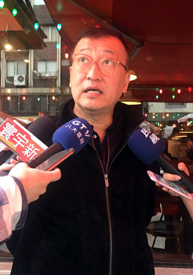 悠遊卡公司宣佈贊助蕭泰然紀念音樂會，並推出蕭泰然卡，29日也將贊助人權辦桌活動。董事長林向愷強調，悠遊卡公司自91年開始積極投入社會公益，透過參與各種形式的公益活動，落實悠遊卡公司對公益回饋的精神。該公司去年遭逢「波卡」爭議，日前被公平會罰款。