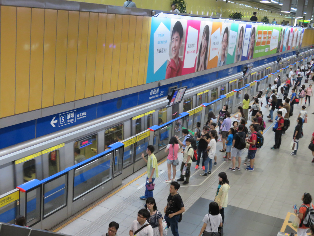 因應跨年人潮，台北市政府週邊捷運站與市府轉運站也將管制。圖／林冠妙（資料照）