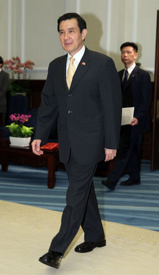 中研院法研所副研究員黃丞儀認為,馬英九總統甘逆「看守總統」之位,且在沒有向國會報告前逕自決定馬習會,不但違背就任誓詞,更已達到應予彈劾的必要性。(中央社)