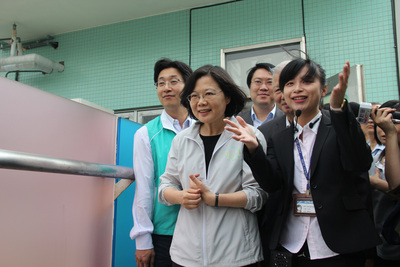 民進黨總統參選人蔡英文（左2）16日前往基隆觀光工廠參訪，面對媒體詢問國民黨內部民調，朱立倫和蔡英文僅差10%？蔡英文回應，「喔，好，下一題」。（中央社）