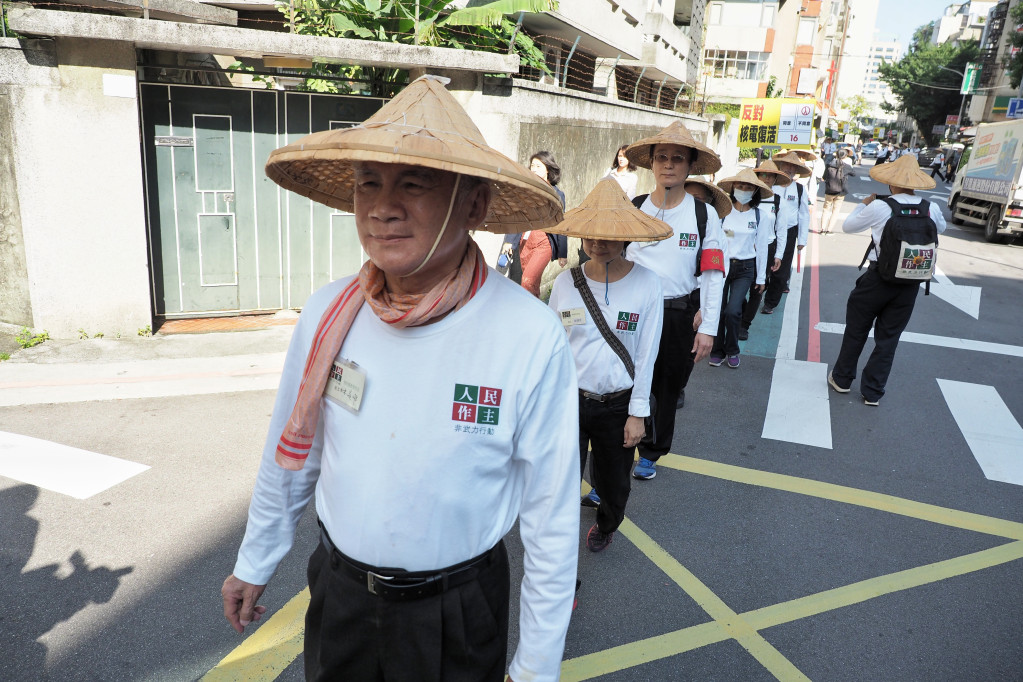 林義雄率領人民作主志工團在街頭發放傳單， 呼籲民眾對「以核養綠」投下不同意票。圖／張家銘