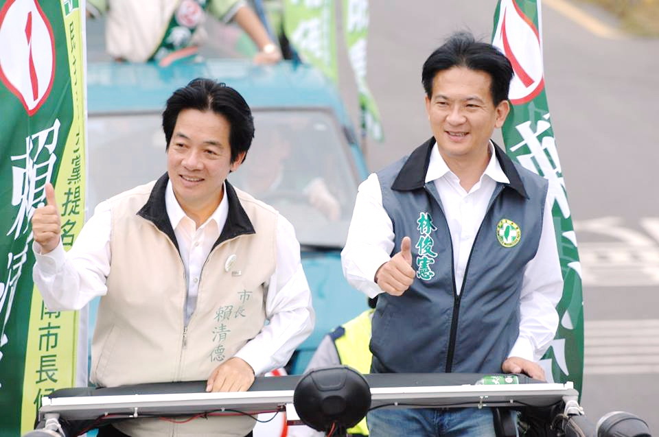 台南市長賴清德（左）的競選總幹事林俊憲（右）呼籲馬英九要有點專業，不要把國政操弄為選舉議題（資料照）  