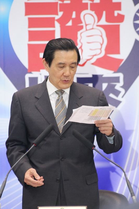 馬總統昨天主持國民黨中常會時，防彈衣就已經穿上身，西裝肩線與腰線都比平常要寬鬆許多。（記者何豪毅攝）